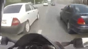 Водителя «Тойоты» обвинили в ДТП с байкером, летящим около <nobr class="_">150 км/ч</nobr> по Большевичке в междурядье, — смотрим видео