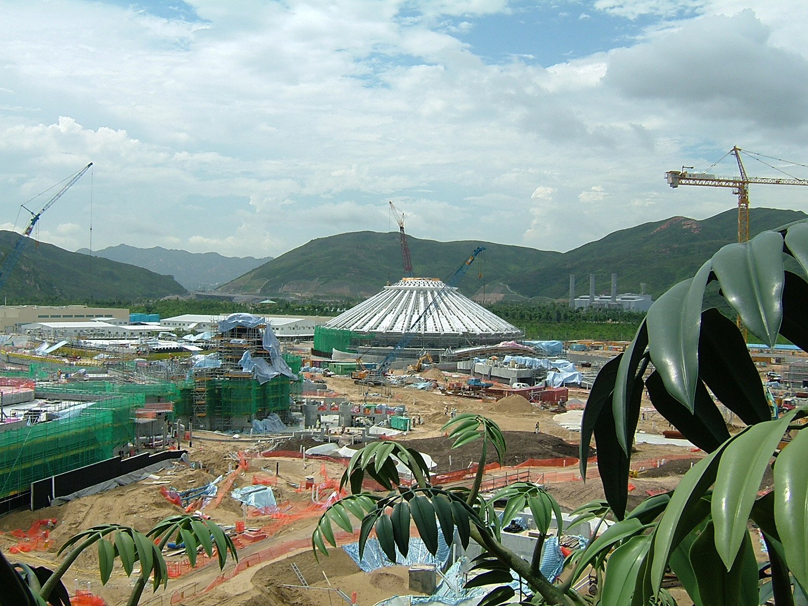 Строительство аттракциона Space Mountain в гонконгском Диснейленде