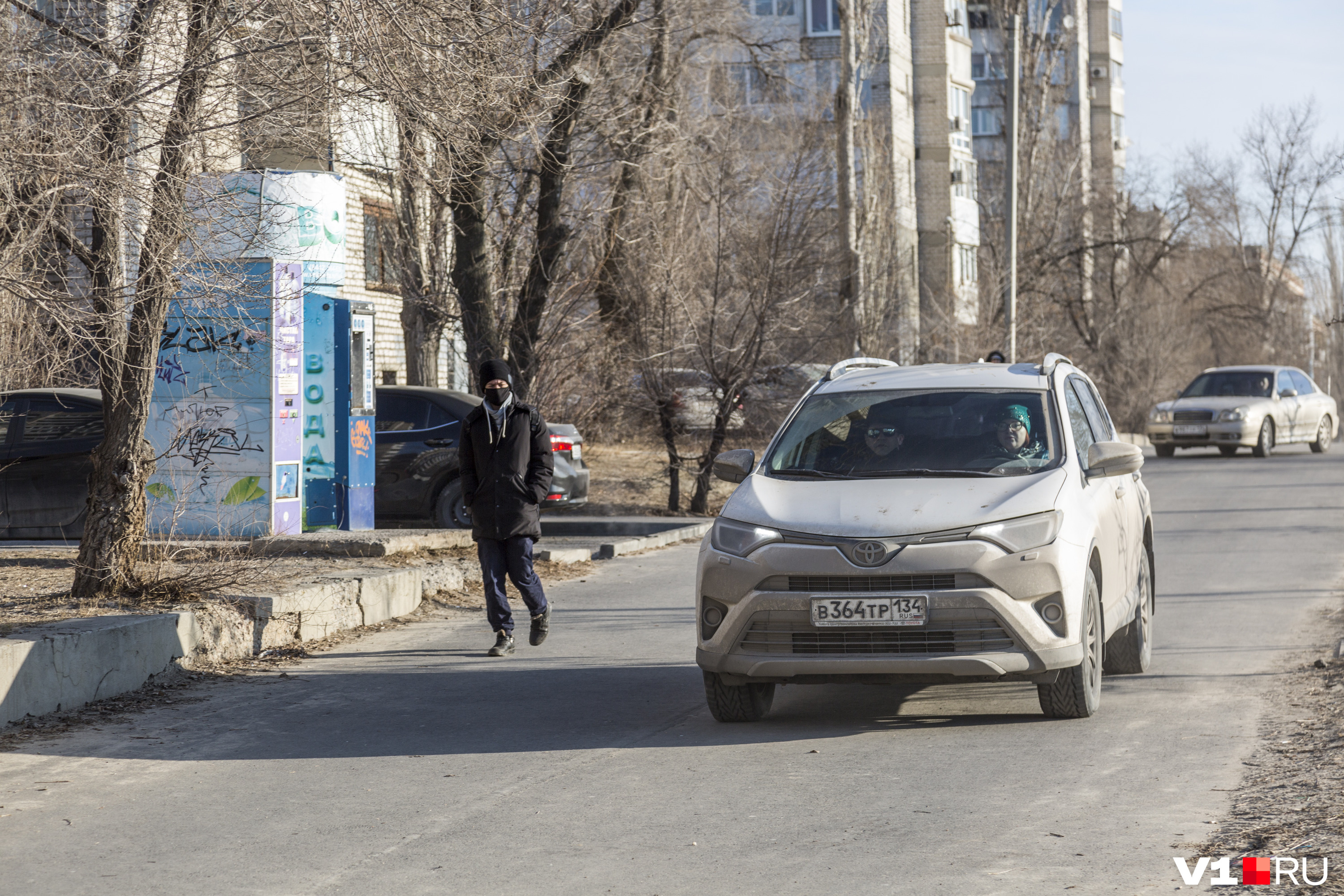 Волгоградцы сразу освоили движение по местным тротуарам Волгоградцы сразу освоили движение по местным тротуарам