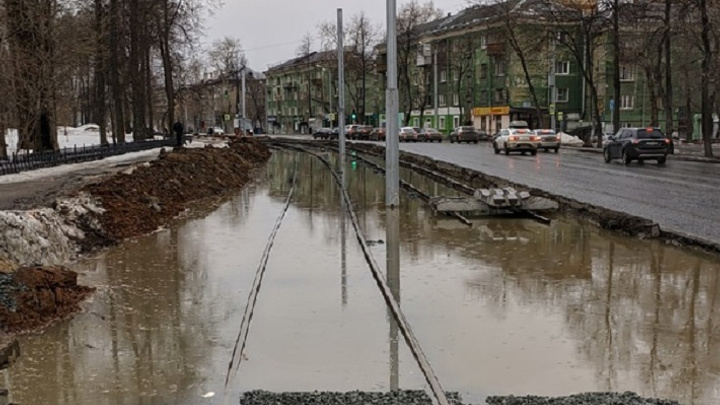 В Перми затопило новые трамвайные пути на Уральской. В мэрии говорят, что это временно