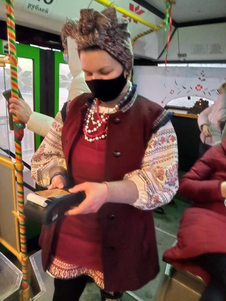 Кондуктор-Солоха рассчитывает пассажиров и не забывает про маску Кондуктор-Солоха рассчитывает пассажиров и не забывает про маску