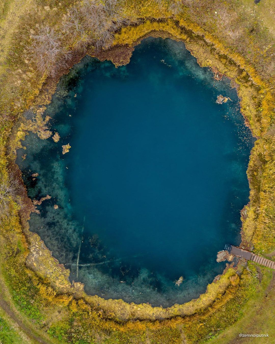 Озеро имеет круглую форму, которая очень хорошо просматривается на фото коптера