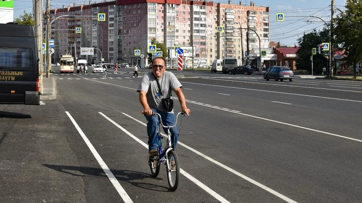 «Дорога в автомобильный ад»: Илья Варламов раскритиковал велодорожки на Комсомольском проспекте