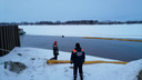 В реку попали нефтепродукты: в Ярославле на Волге поставили боновые заграждения