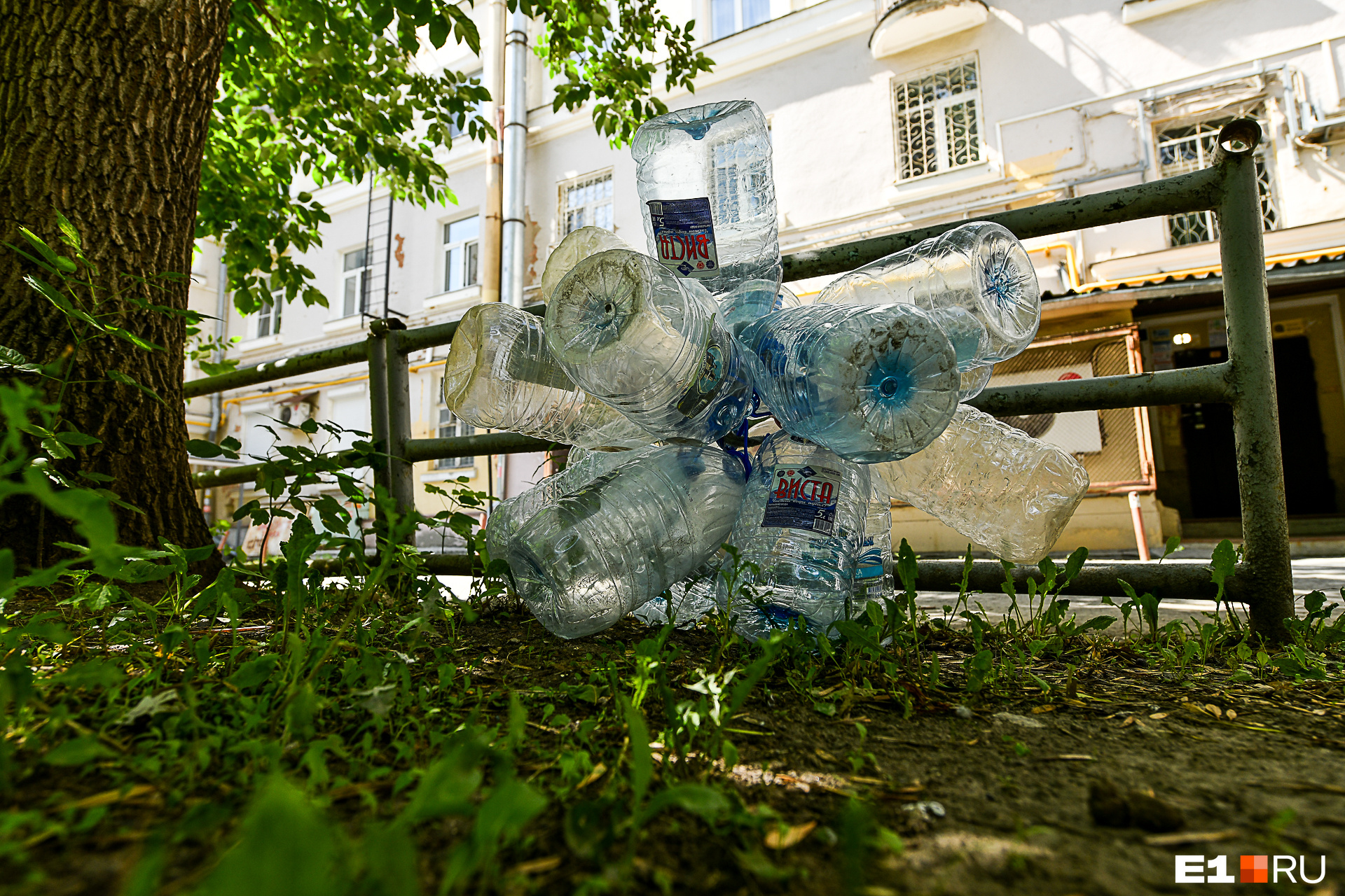 «Пластиковые цветочки» служат уборщикам подъездов дополнительным источником воды, а жильцам — сомнительным украшением двора
