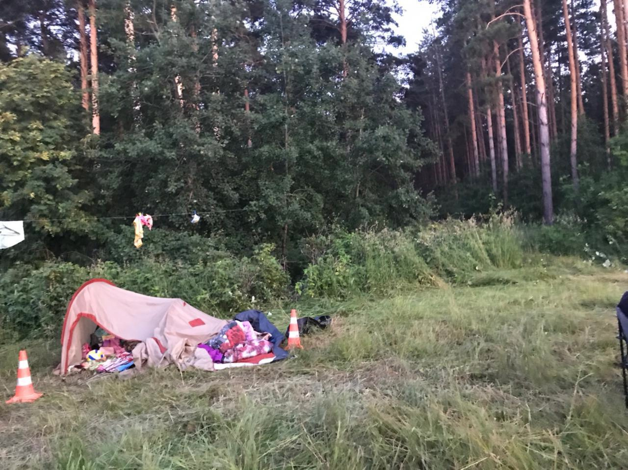 Автомобиль наехал на палатку на берегу под Новосибирском, задавив мать и отправив в больницу двух детей