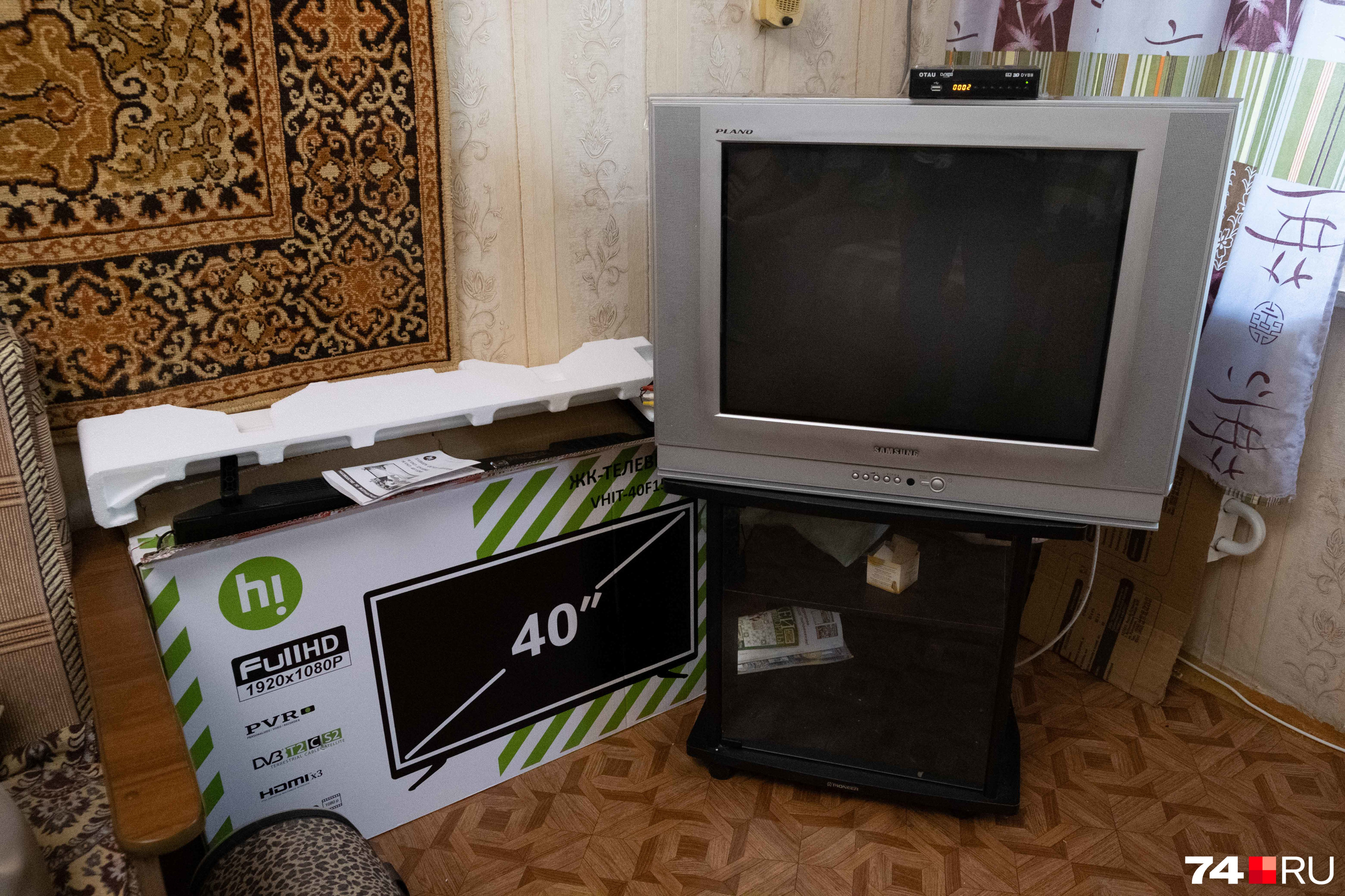 Старый телевизор вполне рабочий, но мастер уговорил хозяйку квартиры на покупку нового. Теперь он стоит рядом в коробке