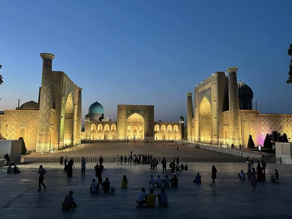 Площадь Регистан обязательно стоит посетить после заката — с ночной подсветкой она невероятно красива