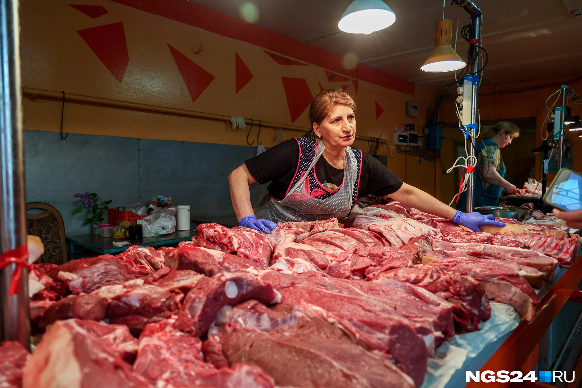 Продавцы подскажут, что из мясной продукции и для каких блюд подходит Продавцы подскажут, что из мясной продукции и для каких блюд подходит