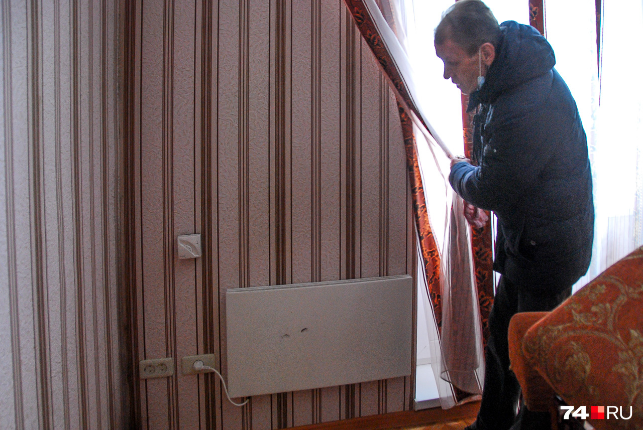 Сергей демонстрирует электрообогреватель в своей квартире