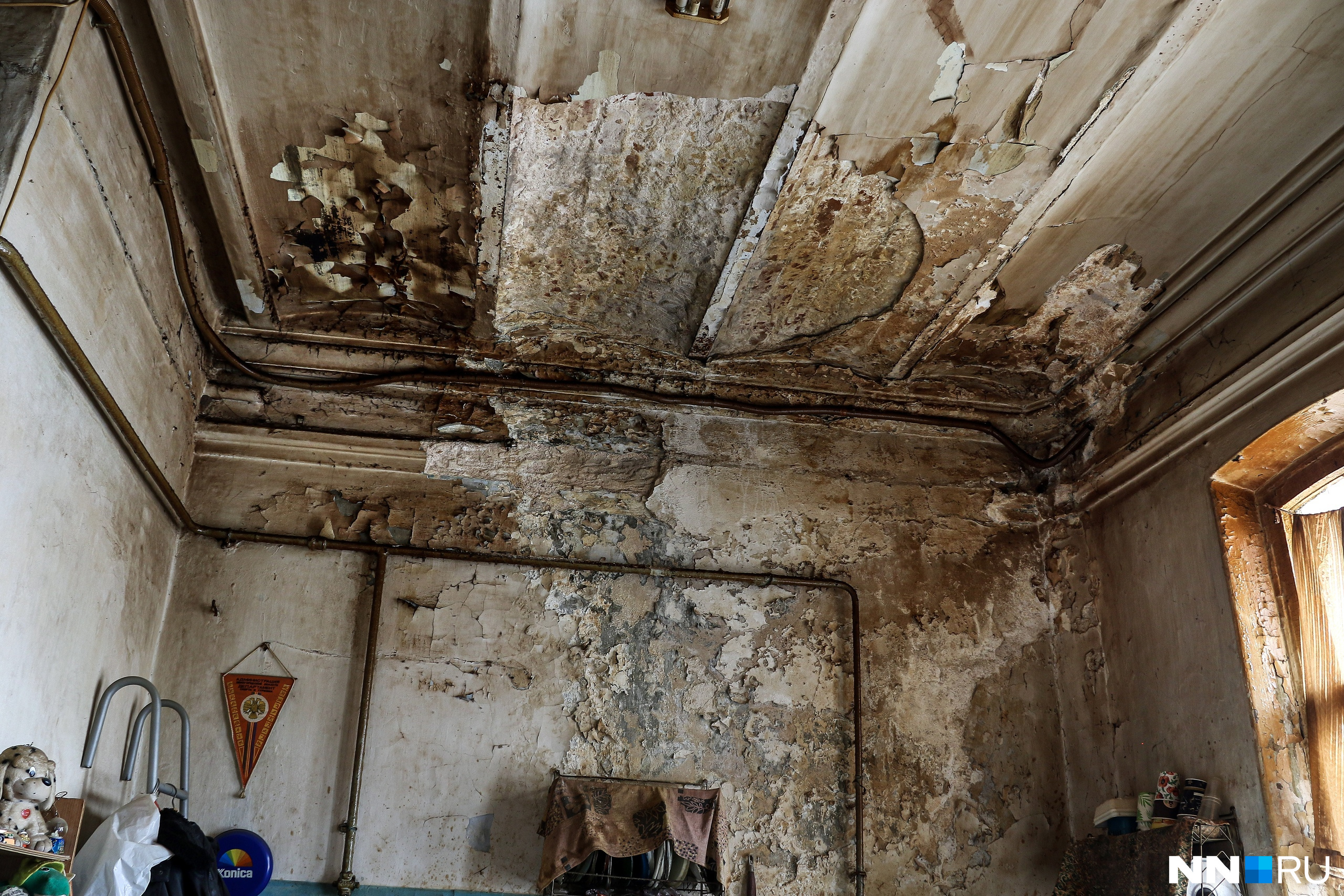Потолок на кухне советской коммуналки течет и разваливается