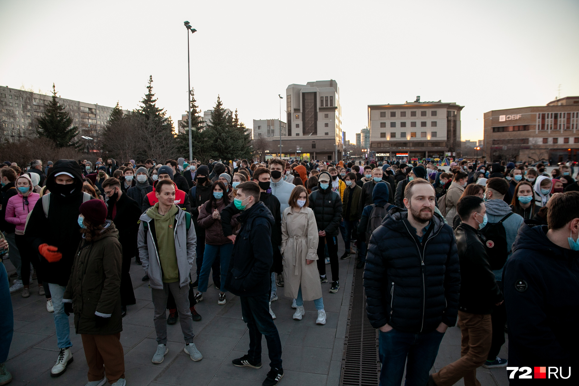 Люди периодически скандировали лозунги за свободу Люди периодически скандировали лозунги за свободу