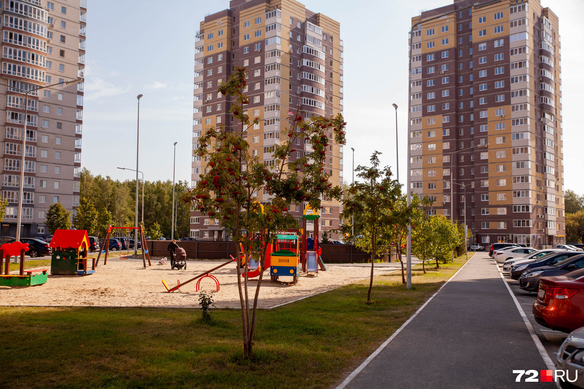 Большинство площадок от дороги отделяет парковка, тротуар и ряд с зелеными насаждениями Большинство площадок от дороги отделяет парковка, тротуар и ряд с зелеными насаждениями