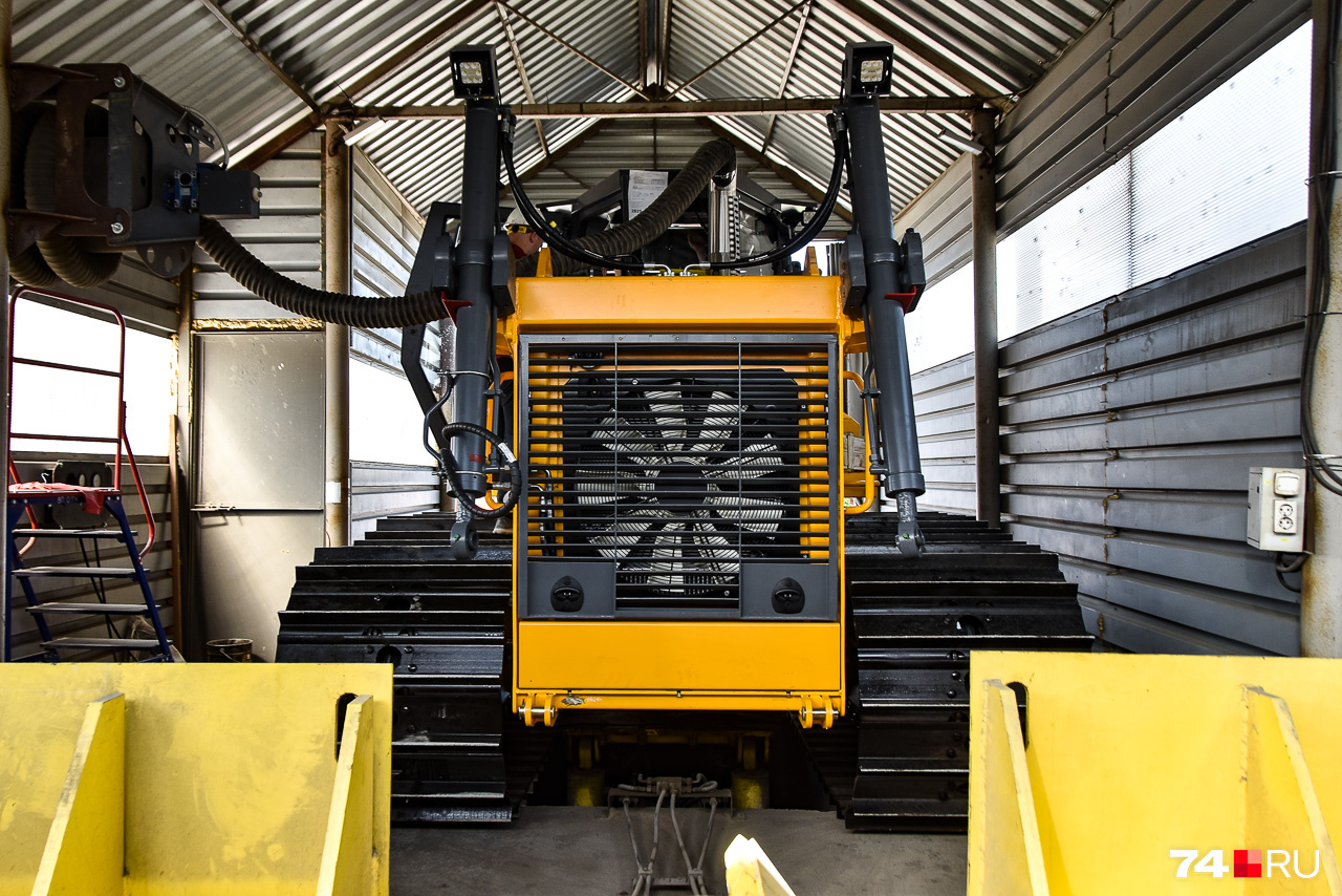 Трактор-болотоход на испытательном стенде: здесь проверяют тяговое усилие выпускаемых тракторов