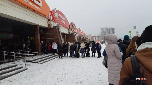 Вход в «Дирижабль» и пробка из людей Вход в «Дирижабль» и пробка из людей