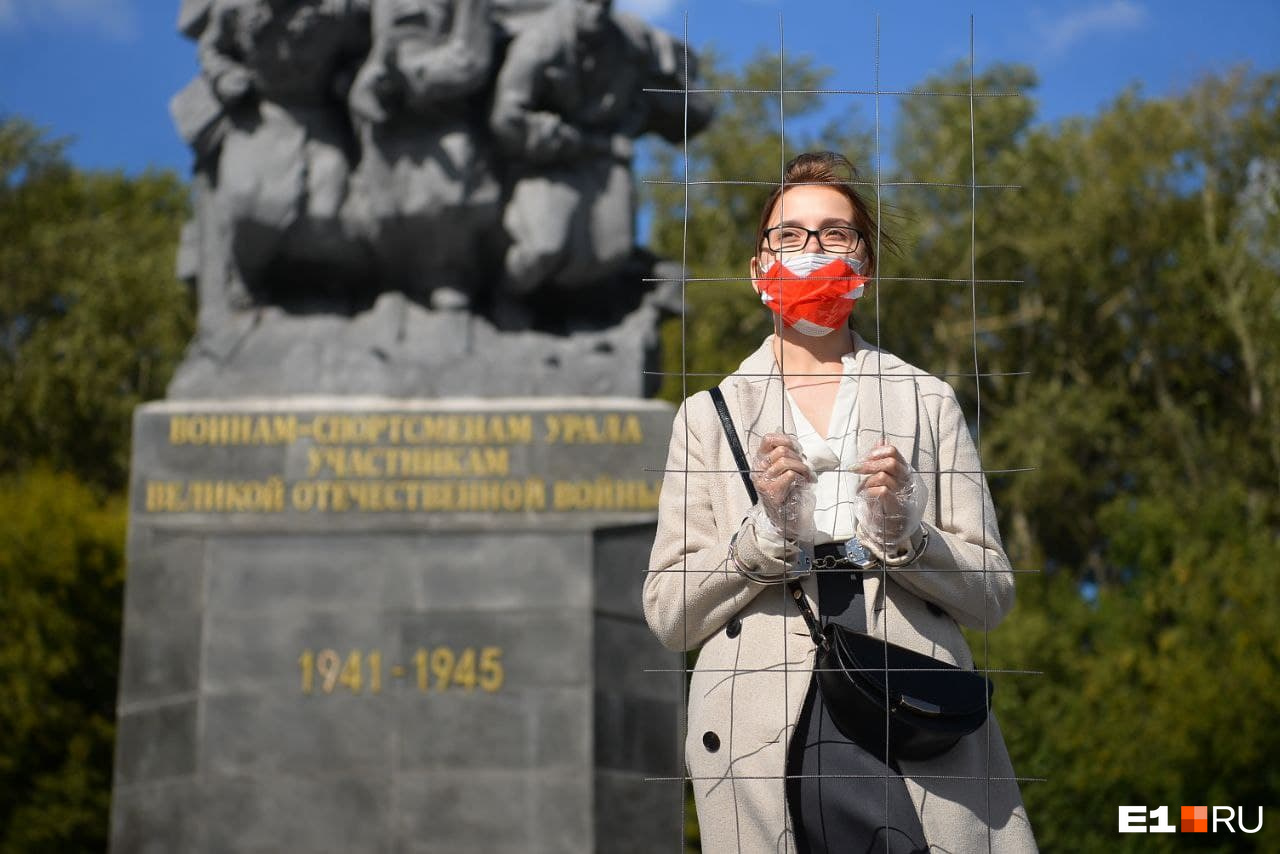 Пикетчики стоят «за решетками» Пикетчики стоят «за решетками»