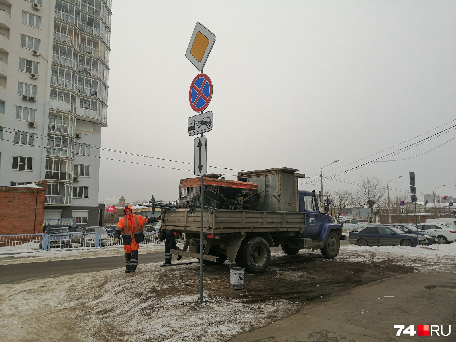 Но подрядчики сами нарушают: вот, например, машина стоит на газоне Но подрядчики сами нарушают: вот, например, машина стоит на газоне