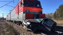 Оттащил на сотню метров: на Урале локомотив протаранил Skoda на железнодорожном переезде