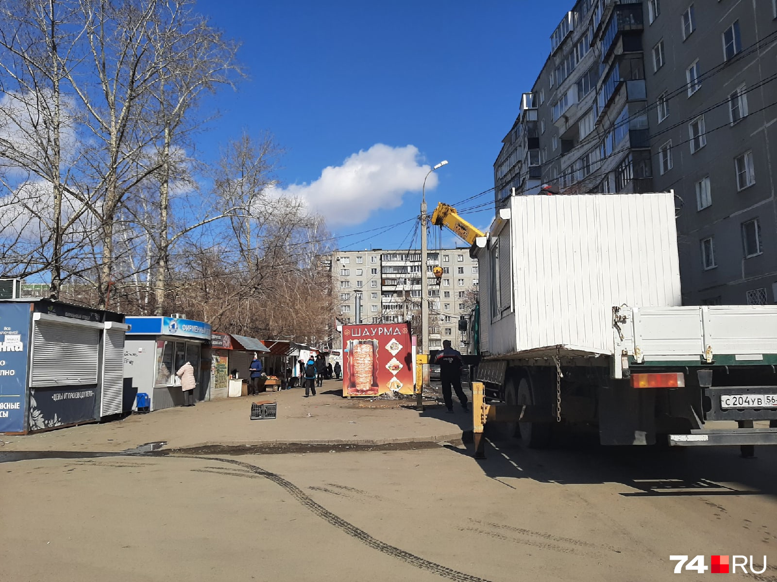Один киоск при нас погрузили на эвакуатор, но радость наша была недолгой Один киоск при нас погрузили на эвакуатор, но радость наша была недолгой
