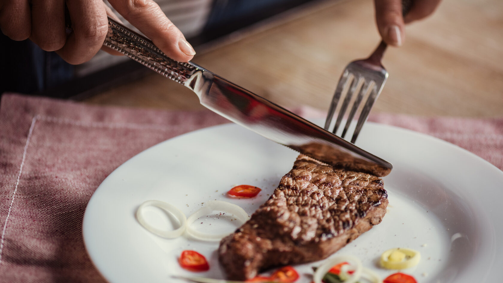 Съел вилку. Мясной этикет. Нож для стейка. Есть мясо ножом и вилкой. Вилка для мяса.