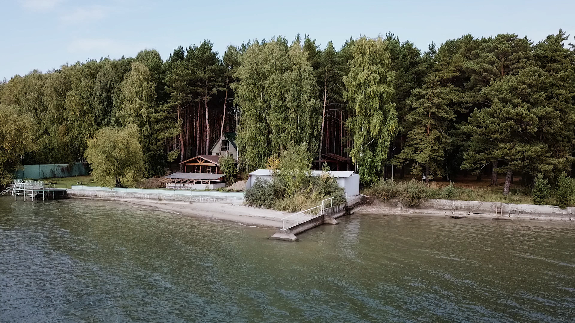 Ограждение уходит прямо в воду Ограждение уходит прямо в воду