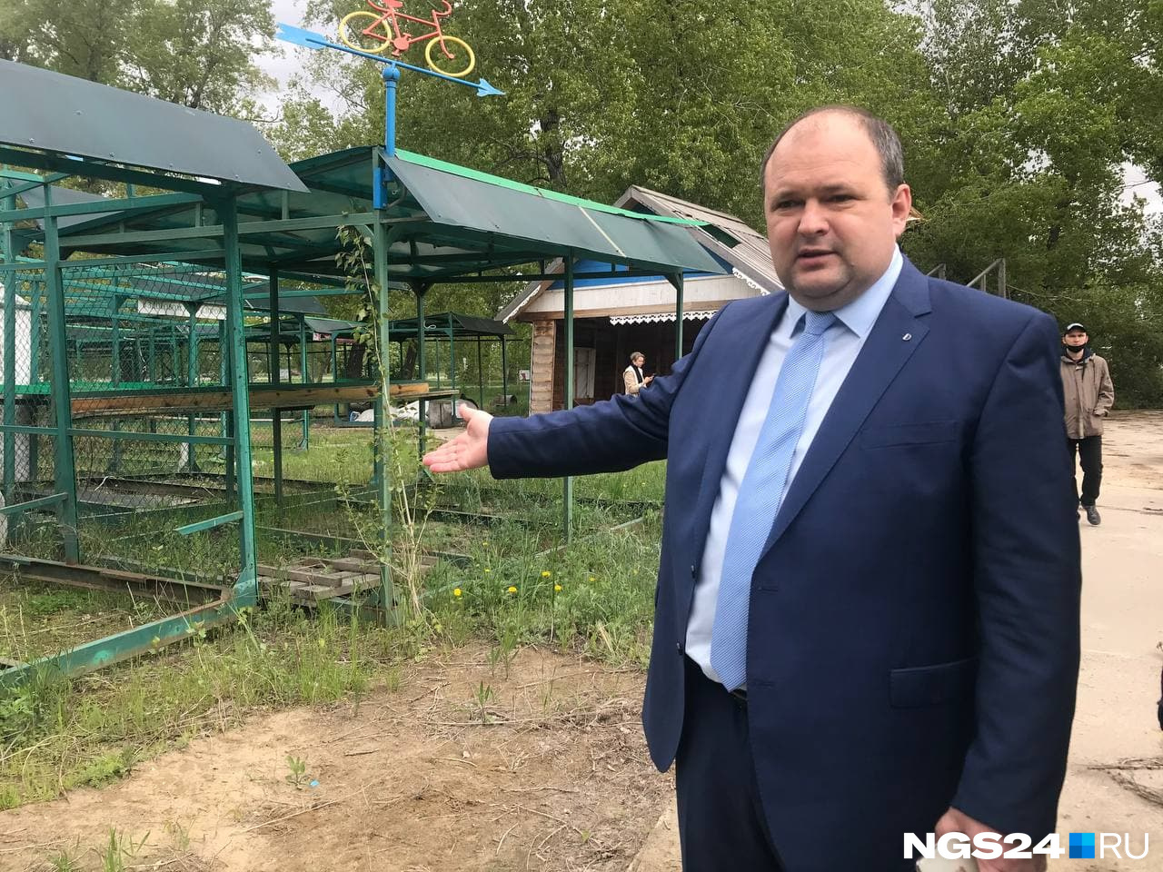 Васильев назвал металлоломом и свез подальше от глаз посетителей Васильев назвал металлоломом и свез подальше от глаз посетителей