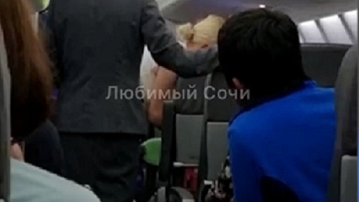 «Пытались реанимировать»: на борту самолета, летевшего в Ярославль, умер пассажир