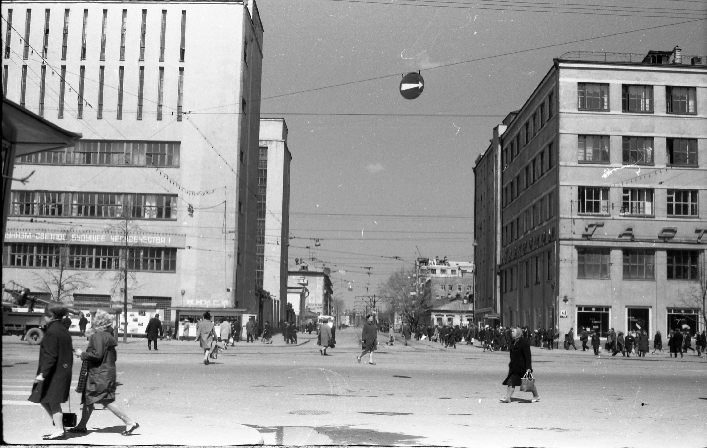 Перекресток Ленина — Толмачева. Видна трамвайная линия, уходящая в сторону железнодорожного вокзала