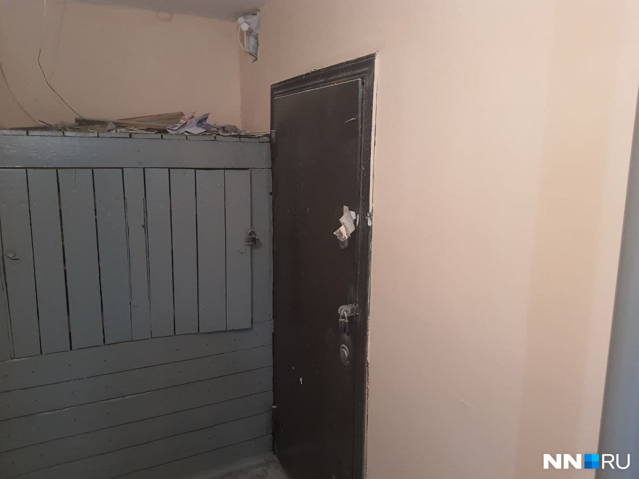 Так сейчас выглядит дверь в квартиру, где три месяца назад прогремел взрыв, — не ней амбарный замок и пломба от властей Так сейчас выглядит дверь в квартиру, где три месяца назад прогремел взрыв, — не ней амбарный замок и пломба от властей