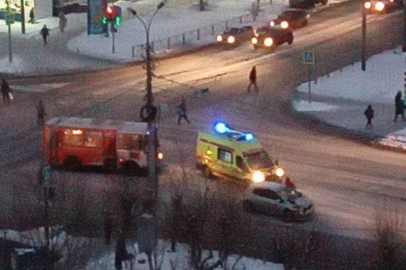 В момент столкновения в автобусе находились 15 человек. По предварительным данным полиции, среди них пострадавших нет В момент столкновения в автобусе находились 15 человек. По предварительным данным полиции, среди них пострадавших нет