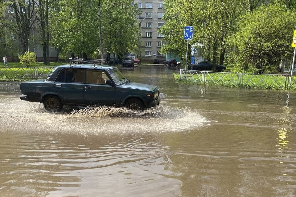 Машины плавают на Урицкого