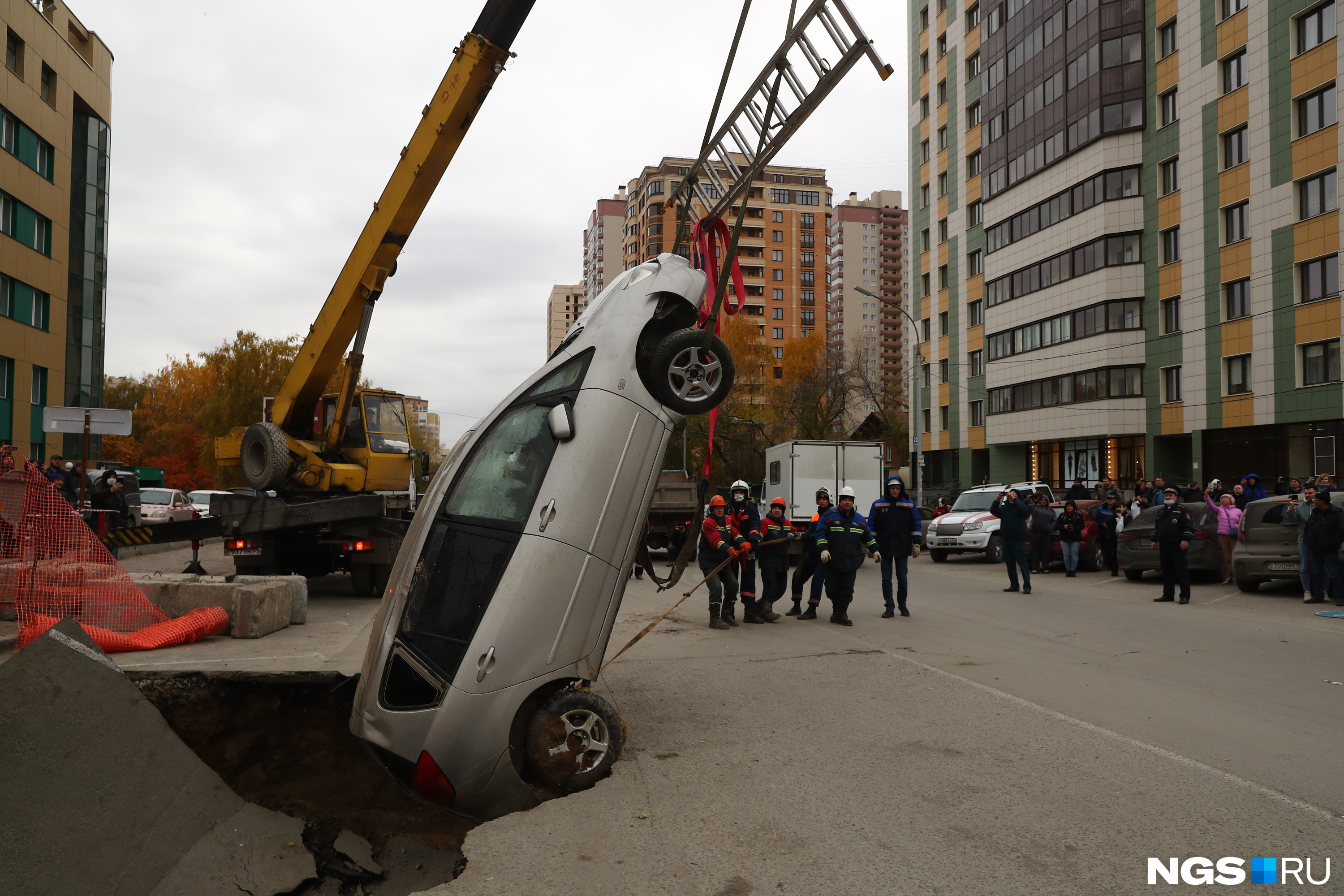 После извлечения машина покатилась в сторону тротуара, но ее удалось остановить и развернуть
