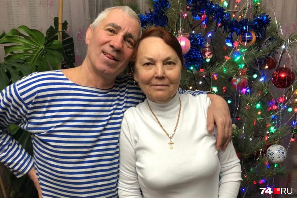 Дедушка Звягинцев Анатолий Никифорович сейчас находится в реанимации. При пожаре пострадала и его супруга Клавдия Петровна (на фото справа) Дедушка Звягинцев Анатолий Никифорович сейчас находится в реанимации. При пожаре пострадала и его супруга Клавдия Петровна (на фото справа)