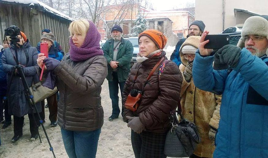 На первом плане журналистка Ирина Славина, которая в знак протеста устроила самоподжог