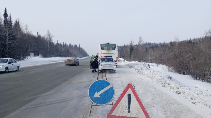 На Пермском тракте спасли детскую хоккейную команду, которая замерзала в сломавшемся автобусе