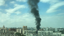 Из-за пожара в центре Челябинска в небо поднялся большой столб черного дыма