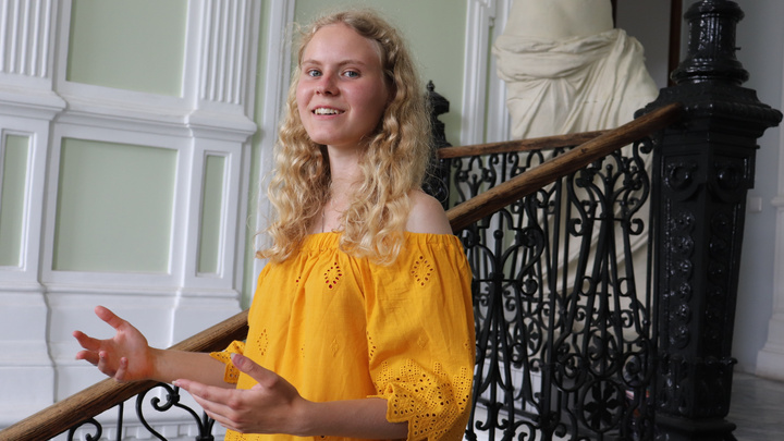 «Относитесь к ЕГЭ проще». Уральская студентка набрала максимальные 200 баллов на два года раньше срока
