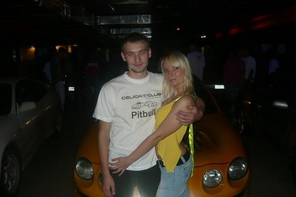 Илья и его будущая жена Елена. Парень гордился тем, что входит в автоспортивную тусовку, и часто выкладывал фото с автомобилем