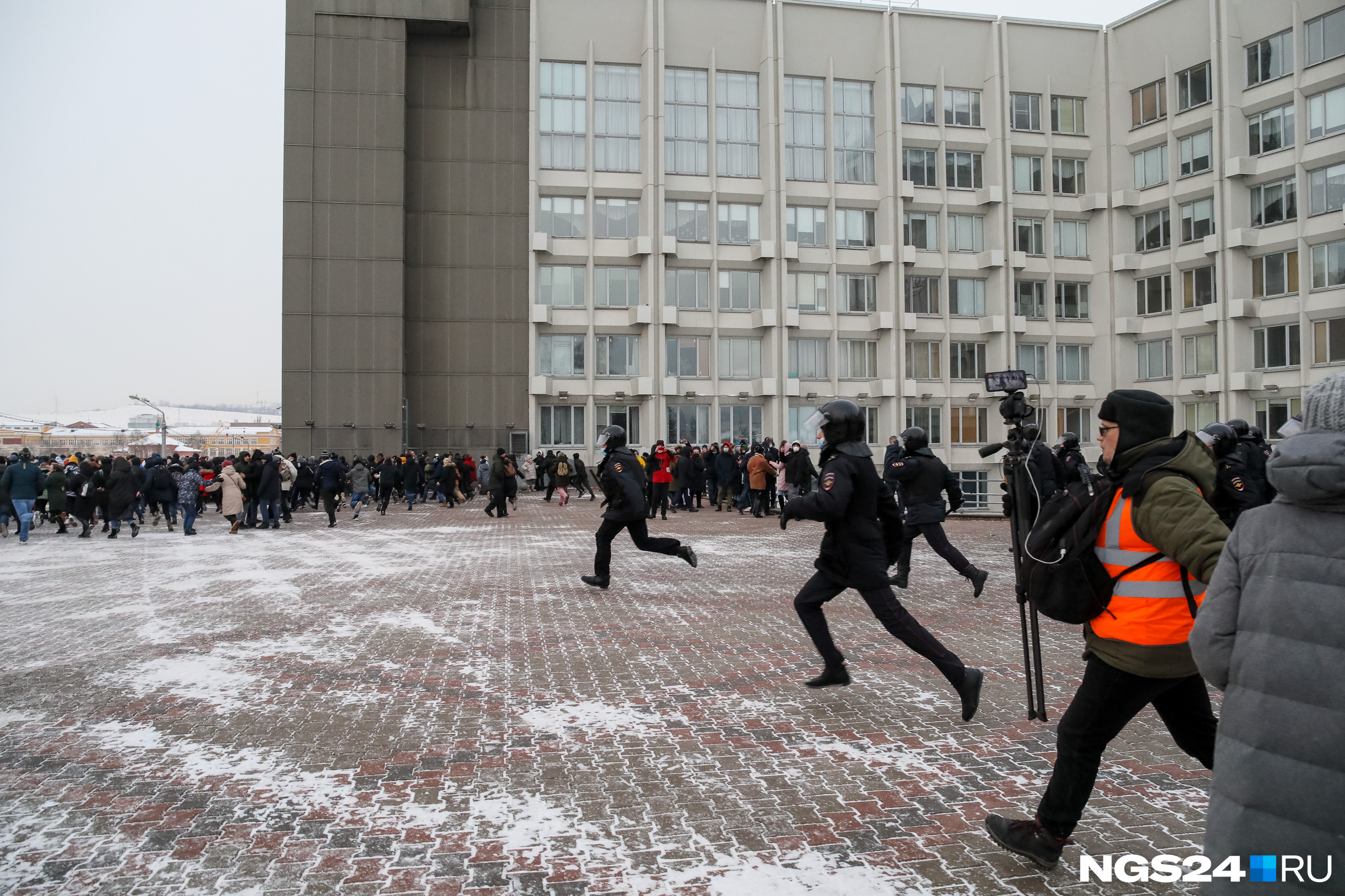 Полицейские выхватывают единичных протестующих и ведут в автозак Полицейские выхватывают единичных протестующих и ведут в автозак
