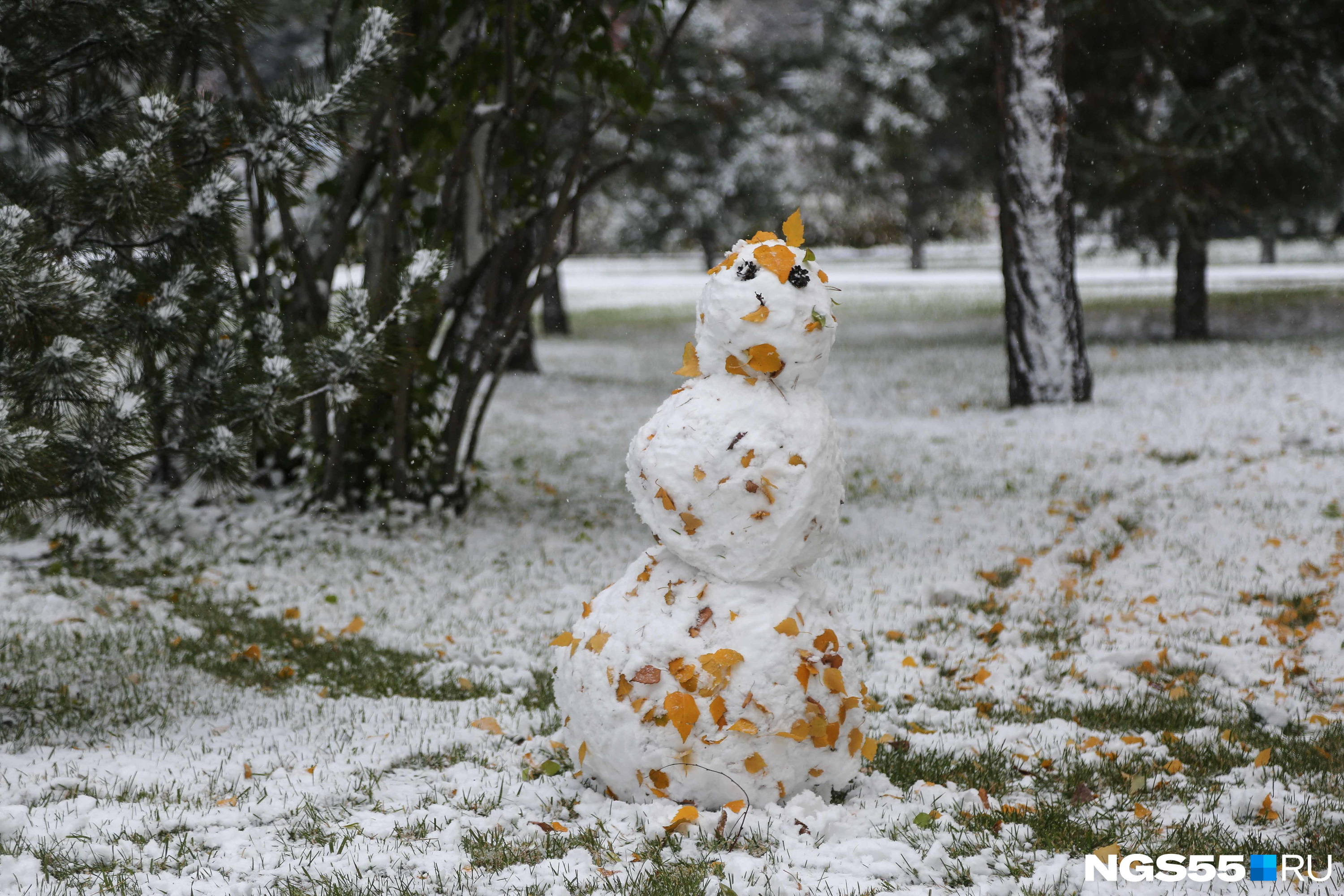 А для этого снеговика «стройматериалы» подобрали осенне-зимние
