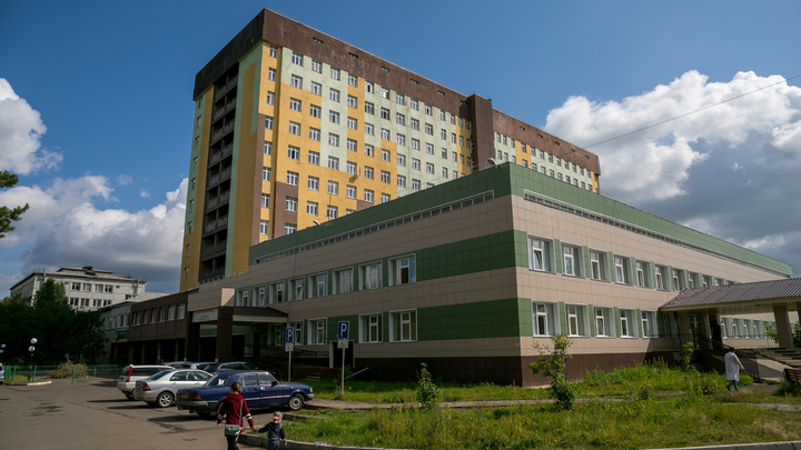 Воды по щиколотку: в Сосновоборске затопило единственную поликлинику на весь город