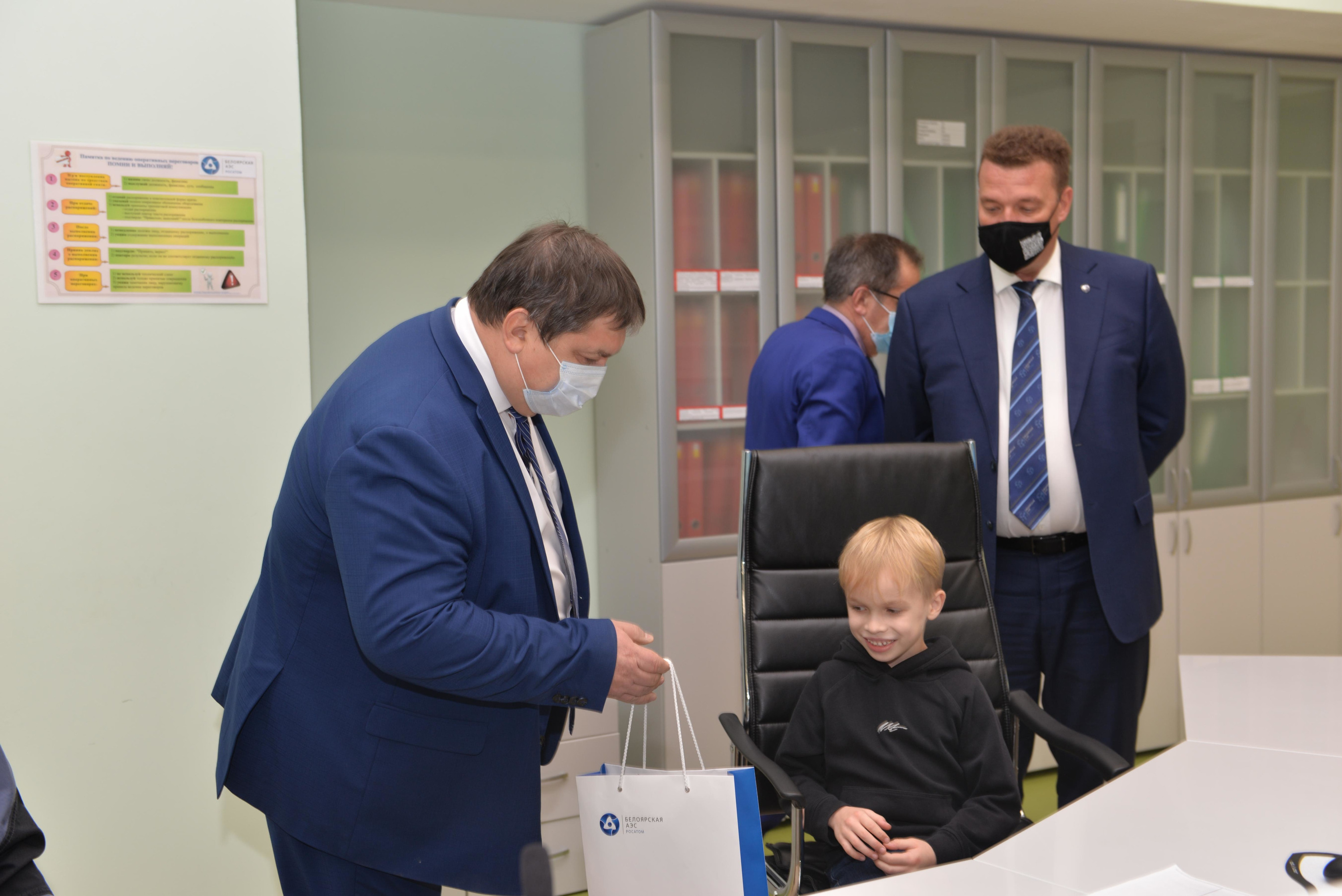 Первоклассник наконец-то смог получить ответы на вопросы, которые ставили родителей в тупик Первоклассник наконец-то смог получить ответы на вопросы, которые ставили родителей в тупик