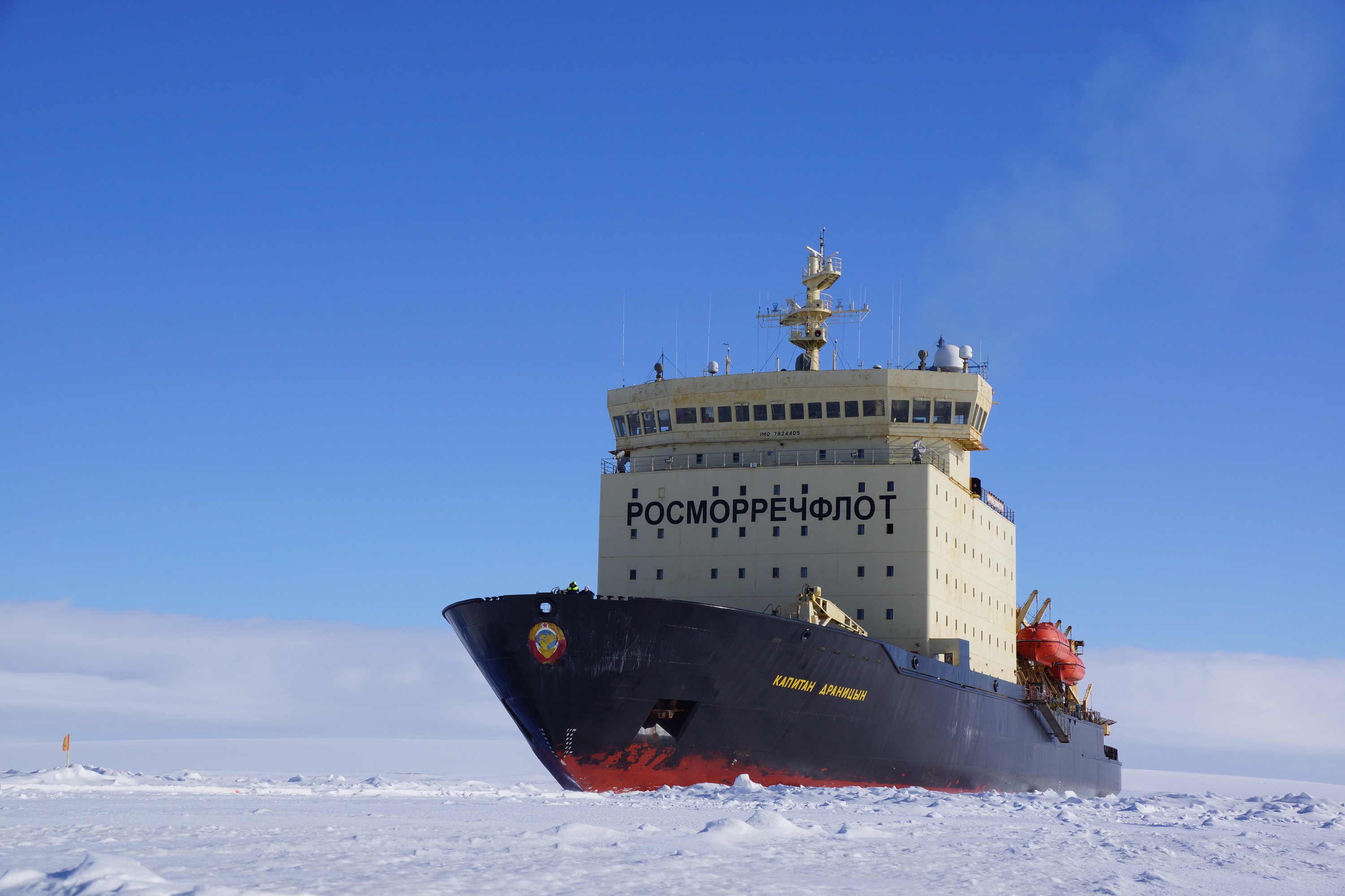 Огромные ледоколы нужны, чтобы прокладывать путь остальным судам, — настолько толстый лед в Арктике