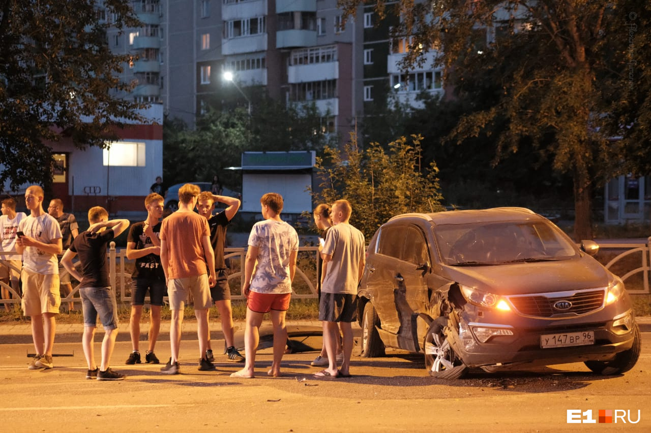 На месте инцидента собралась толпа зевак На месте инцидента собралась толпа зевак