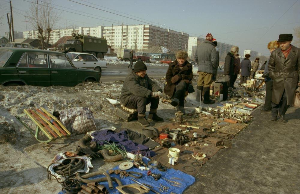 Стихийная уличная торговля на окраине Новосибирска