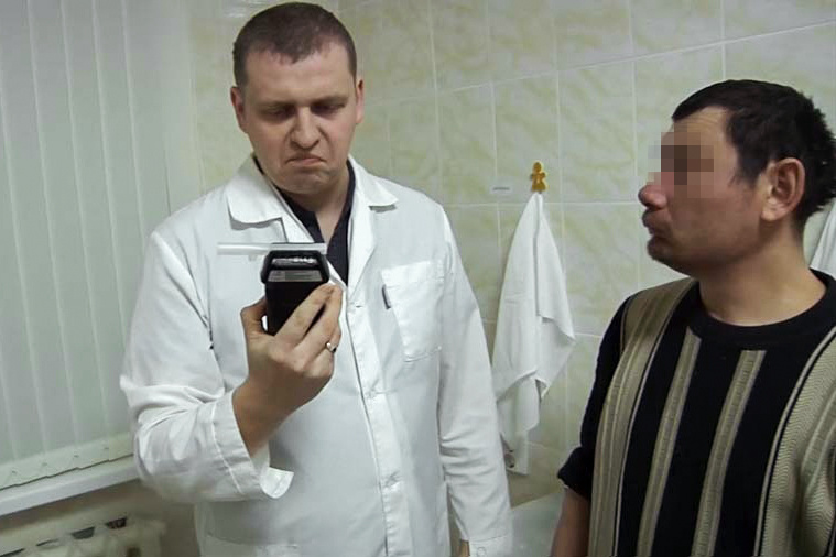 Алкотестер сломался от количества выпитого первым посетителем вытрезвителя в Челябинске<br> Алкотестер сломался от количества выпитого первым посетителем вытрезвителя в Челябинске<br>