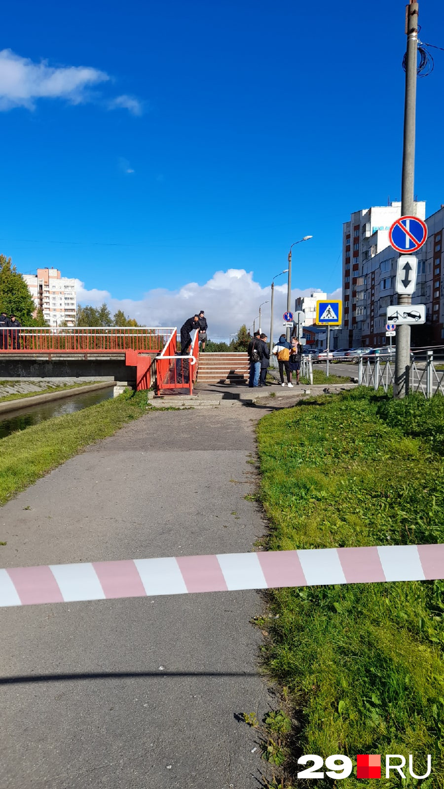 Участок пешеходной дороги у моста перекрыт Участок пешеходной дороги у моста перекрыт