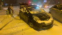 В Екатеринбурге на девушку упал дорожный знак, в который врезался Nissan