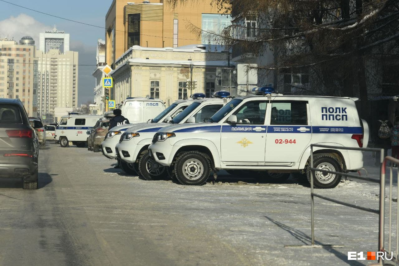 Полиция около ОП <nobr class="_">№ 1</nobr> Полиция около ОП <nobr class="_">№ 1</nobr>