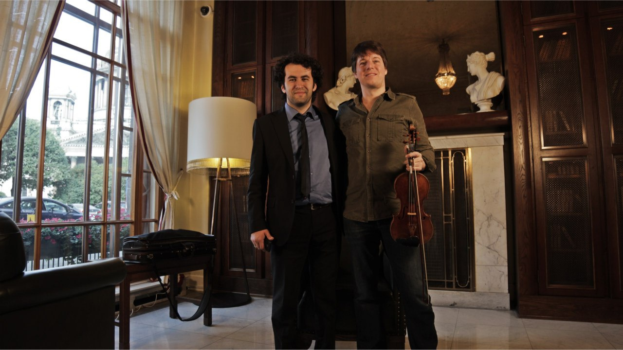 Довлет Анзароков с американским скрипачем Джошуа Беллом, играющим на скрипке Антонио Страдивари